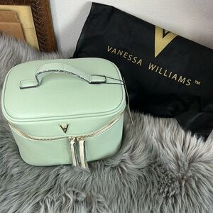 NWT Vanessa Williams Mint Green Cosmetic Bag Set